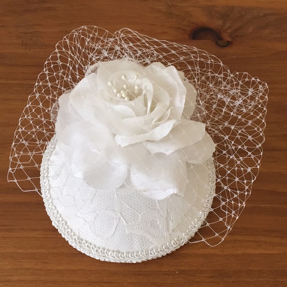 White lace bridal fascinator - Picture 5 of 8